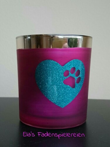 Pinkes Glasgefäß mit türkisfarbenem, glitzerndem Herz und ausgesparter Pfote als Plottmotiv