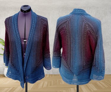 Gehäkelte Damenjacke auf Schneiderpuppe, Vorder- und Rückansicht, blau–burgunder Farbverlauf