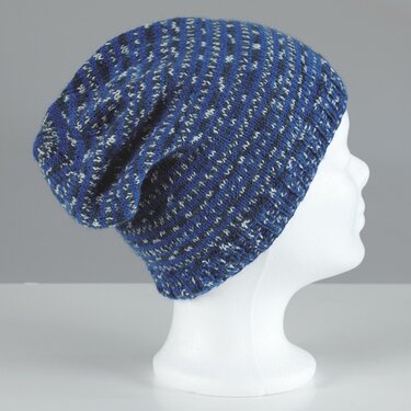 Blau melierte gestrickte Slouch-Mütze auf weißem Schaufensterkopf, Seitenansicht