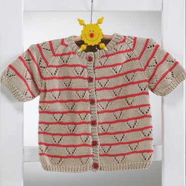 Gestrickte kurzärmelige Kinderjacke beige mit korallfarbenen Streifen und Dreieck-Lochmuster