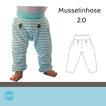Baby in türkis-weißer gestreifter Musselinhose mit breitem Bund und zwei braunen Knöpfen, daneben technische Schnittzeichnung