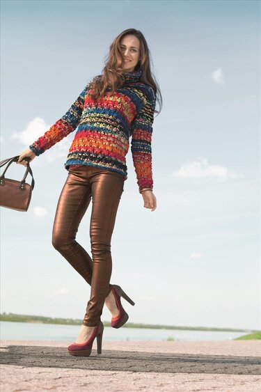 Gestrickter Lochmusterpulli mit Multicoloreffekt