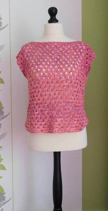 Rosa gehäkeltes Damen‑Top mit Ajour‑Muster auf Schneiderpuppe