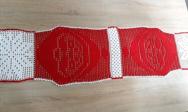 Weihnachtlicher gehäkelter Tischläufer rot und weiß mit ornamentalen runden Motiven