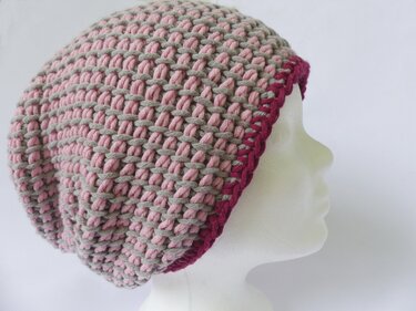 Schaufensterkopf mit gehäkelter Slouch-Mütze in Rosa und Grau mit dunkelrosa Rand
