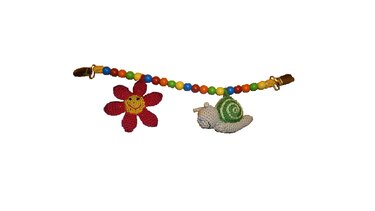 Bunte Kinderwagenkette mit Holzperlen, gehäkelter roter Blume und gehäkelter grauer Schnecke