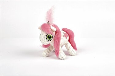 Amigurumi "Chantal Chevalier, das elegante Zirkuspferd" - Häkeln