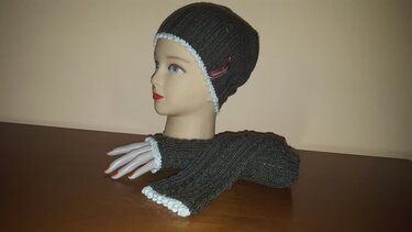 Mannequinkopf mit dunkelgrauer Strickmütze und passenden fingerlosen Stulpen mit weißer Kante