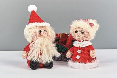 Gehäkelte Amigurumi: Weihnachtsmann mit roter Mütze und Bart sowie Weihnachtsfrau im roten Kleid