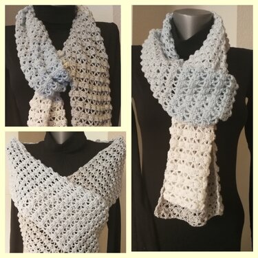 Hellblau-creme-weißer gehäkelter Schal mit Lochmuster auf Schaufensterpuppe