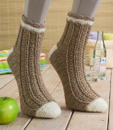 Gehäkelte Unisex-Socken mit senkrechtem Zopfmuster und cremefarbener Spitze