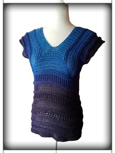 Gehäkeltes Damen-Top mit V-Ausschnitt in Blau bis Purpur, kurze Ärmel, Rippen- und Ajourmuster