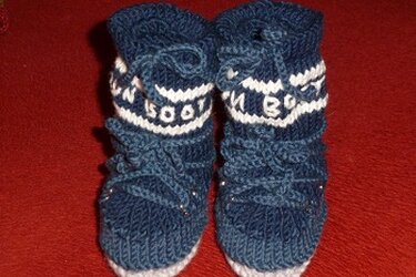 Gestrickte blau-weiße Babyschuhe mit Schnürband