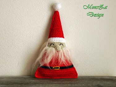 Gehäkelter Weihnachtsmann mit roter Mütze, weißem Bart und Gürtel