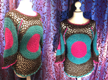Häkel-Tunika mit braunem Netz und großen türkisen und pinken Kreis-Motiven auf Schaufensterpuppe