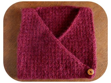 Handgehäkelte burgunderrote Baby‑Wickeljacke mit rundem Knopf