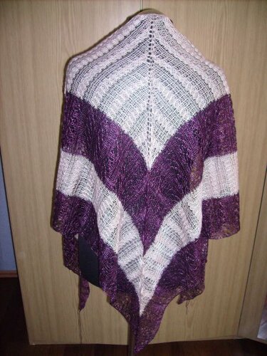 Gestricktes Dreieckstuch, gestreifte lila- und cremefarbene Bahnen mit Lochmuster, von hinten drapiert