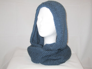 Gestrickter Scoodie in blau-grau mit breiter Kapuze und Loop auf Schaufensterkopf