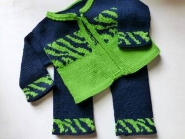 Gestricktes zweiteiliges Babyset dunkelblau mit grünen Zickzack-Streifen, Jacke und Hose