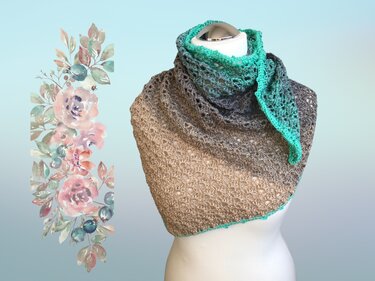 Gehäkeltes Dreieckstuch auf Schneiderpuppe, Verlaufsgarn in Beige und Grau mit türkiser Kante