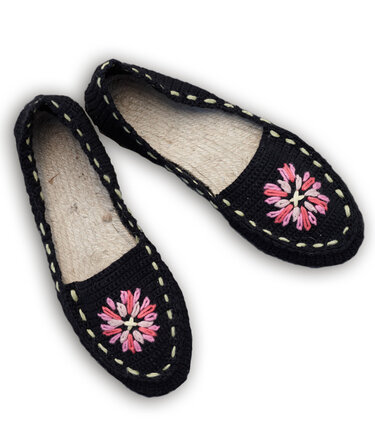Paar schwarze gehäkelte Ballerinas mit rosa-weißer Blumenstickerei und heller Ziernaht
