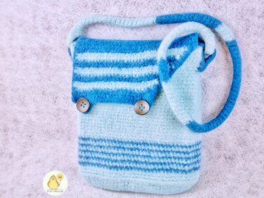 Gehäkelte, gefilzte Umhängetasche in hellen und dunklen Blautönen mit Streifen, Klappe, zwei Holzknöpfen und Schulterriemen