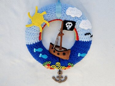 Gehäkelter Türkranz mit Piratenschiff, Sonne, Regenbogen, Wolken, Fischen und Anker