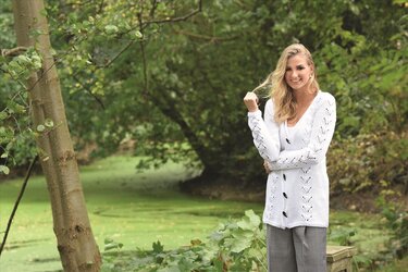 Gestrickte Jacke mit federförmigem Lochmuster