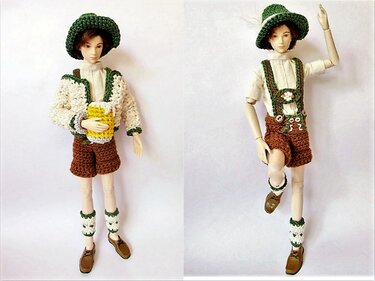 Zwei Puppen tragen handgehäkelte bayerische Trachten mit kurzen Hosen, Hemden, Hüten und Stulpen.