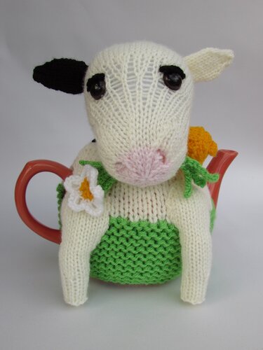 Friesian Cow Tea Cosy - Knitting