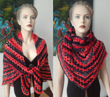 Gehäkeltes, gestreiftes Dreieckstuch in Rot und Schwarz gezeigt in zwei Tragevarianten an einer Schaufensterpuppe