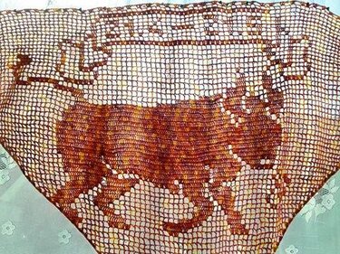 Dreieckiges Filethäkeltuch in rostbraun mit Stiermotiv