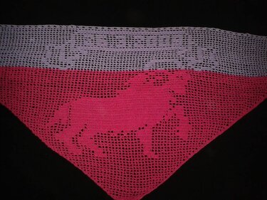 Dreieckiges Motivtuch im Filetmuster mit Pferde-Design und hellgrauem Rand