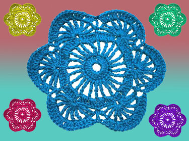 Große blaue Häkelblume mit mehreren kleinen bunten Häkelblüten auf Farbverlaufshintergrund