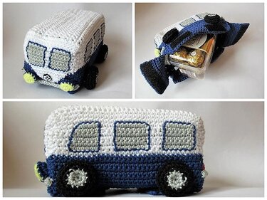 Gehäkelter blau-weißer Kleinbus mit geöffnetem Deckel und Süßigkeiten