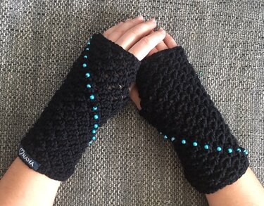 Häkelanleitung für Armstulpen mit Perlen