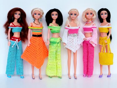 Sechs Modepuppen in farbenfrohen, handgehäkelten Outfits mit Tops, Hosen, Shorts und Kleid.