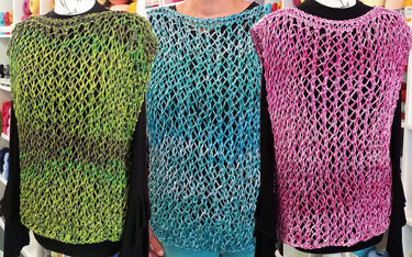 Drei grob gestrickte ärmellose Damen-Tops mit offenem Maschenmuster in Grün, Türkis und Rosa