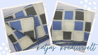 Gehäkelte Babydecke mit Schachbrettmuster in Blau, Grau und Creme; Detailaufnahme mit dekorativem welligem Rand.