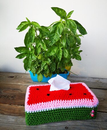Gehäkelte Taschentuchbox im Melonen-Look mit Perlenanhänger