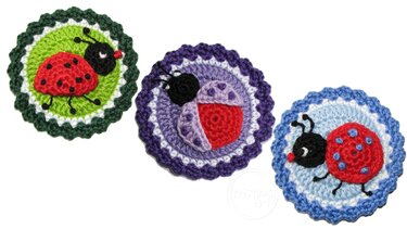 Drei gehäkelte runde Applikationen mit Marienkäfern in Rot, Lila und Hellblau