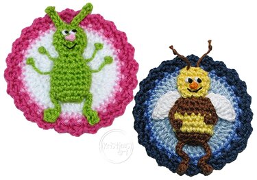 Zwei kleine schnell gehäkelte runde Applikationen mit Insektenmotiven