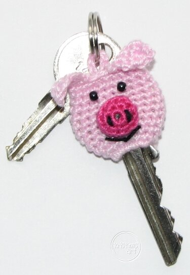 Rosa gehäkelter Schweine‑Schlüsselanhänger am Schlüsselbund