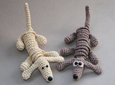 Zwei gehäkelte Dackel-Amigurumi mit gerippten Körpern und kleinen Beinen
