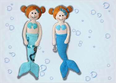 Zwei gehäkelte Amigurumi-Meerjungfrauen mit roten Zöpfen, blauen Schwänzen vor hellblauem Hintergrund mit Luftblasen