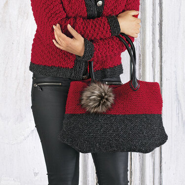Rote und anthrazitfarbene Strickjacke mit passender Stricktasche und Pompon