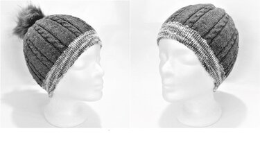 Zwei graue Strickmützen mit Zopfmuster und gestreiftem Bund auf Kopfmodellen, eine mit Bommel