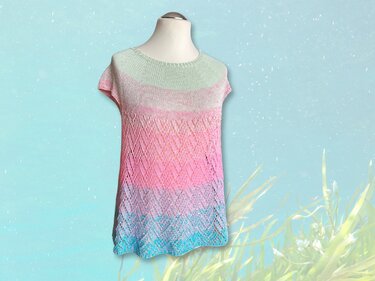 Gestrickte Damen-Tunika mit Pastellverlauf (Mint, Rosa, Blau), Ajour-Diamantmuster, kurzer Ärmel, Rundhals, auf Schneiderpuppe