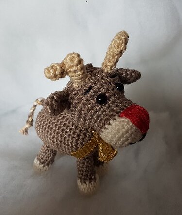 Gehäkeltes braunes Rentier-Amigurumi mit roter Nase und Glöckchen