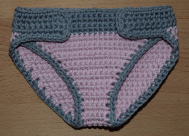 Gehäkelte Puppenunterhose in Rosa mit grauen Bundklappen